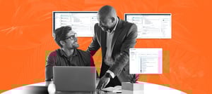 Profissionais discutindo estratégias de automação e crescimento em um banco digital, com dashboards e dados de CRM ao fundo. Tropical Hub - HubSpot