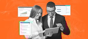 Dois profissionais analisam dados em um tablet, com painéis digitais ao fundo representando ferramentas inovadoras de novas tecnologias para otimizar a gestão de clientes e processos empresariais. Tropical Hub - HubSpot