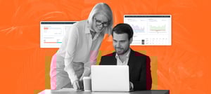 Dois profissionais analisando dados financeiros em um notebook, com dashboards do HubSpot CRM ao fundo, representando estratégias para maximizar o ROI empresarial. HubSpot - Tropical Hub