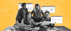 Equipe de trabalho analisando relatórios e dashboards digitais, representando a eficiência operacional por meio de tecnologia e gestão de dados. TropicalHub - HubSpot