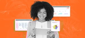 Mulher sorrindo enquanto utiliza um tablet com Ferramentas de CRM, analisando gráficos e dashboards que auxiliam na gestão de clientes e no acompanhamento de métricas de desempenho. Tropical Hub - HubSpot