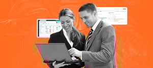 Dois profissionais analisam dados em um laptop, com painéis digitais ao fundo representando funcionalidades de um Software CRM para gestão eficiente de clientes e processos. Tropical Hub - HubSpot