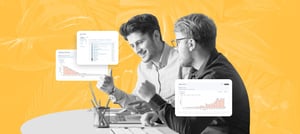 Dois profissionais analisando gráficos de desempenho em um laptop, com painéis do CRM HubSpot ao fundo, destacando a transformação digital em uma fintech de pagamentos.