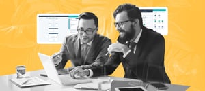 Dois executivos em reunião analisam dados em um notebook, com interfaces digitais ao fundo representando ferramentas impulsionadas por inteligência artificial para otimização de processos corporativos. Tropical Hub - HubSpot