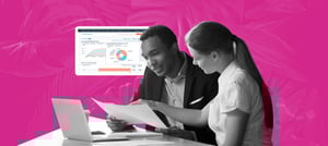 Profissionais analisando dados de marketing em um laptop com dashboard do CRM HubSpot ao fundo, sobre fundo rosa com folhas estilizadas. Tropical Hub - HubSpot