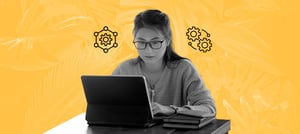 Profissional analisando dados em notebook, representando estratégias de integração de CRM para marketing digital. Tropical Hub - HubSpot