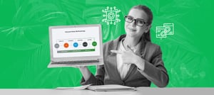 Profissional aponta para gráfico em um notebook com selo, simbolizando análise da jornada do cliente em ambiente digital. Tropical Hub - HubSpot