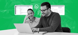 Equipe analisando dados no notebook com interface de mensagens ao fundo, representando estratégias de pós-vendas para fidelização de clientes. Tropical Hub - HubSpot