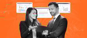 Dois profissionais analisam dados em um tablet com gráficos e dashboards ao fundo, simbolizando estratégias baseadas em marketing digital orientado por dados. Tropical Hub - HubSpot