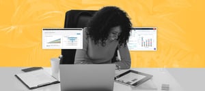 Tropical Hub: Profissional analisando gráficos digitais no tablet e laptop em ambiente de escritório, representando o uso de métricas de marketing para tomada de decisão.