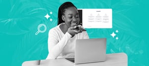 Mulher sorridente usando laptop e smartphone, interagindo com Assistentes de IA para pesquisa e produtividade digital.