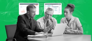 Profissionais da área da saúde e gestão reunidos em torno de um notebook, analisando dados com sistemas de CRM ao fundo, representando o uso de CRM para saúde na tomada de decisões e organização do atendimento. Tropical Hub - HubSpot