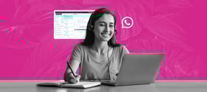 Mulher sorridente usando headset e laptop, com interface do HubSpot ao fundo, representando atualização de base de conhecimento no Service Hub. Tropical Hub - HubSpot