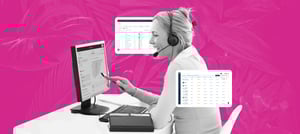 Mulher com headset atendendo no computador, com interfaces HubSpot ao fundo, representando gestão eficiente da base de dados e atendimento ao cliente. Tropical Hub - HubSpot