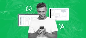 Homem sorrindo enquanto usa o celular, com interfaces HubSpot e ícone do WhatsApp ao fundo, representando a automação na jornada do cliente. Tropical Hub - HubSpot
