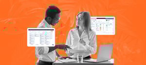 Dupla de profissionais conversando em frente ao notebook, com telas do HubSpot ao fundo, representando a colaboração na implementação HubSpot. Tropical Hub - HubSpot