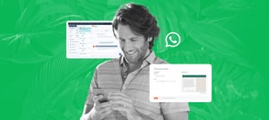 Homem olhando para o celular com interface HubSpot e ícone do WhatsApp ao fundo, representando mensagens automáticas WhatsApp para clientes. Tropical Hub - HubSpot