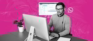 Homem atendendo clientes pelo computador usando HubSpot com WhatsApp integrado, ilustrando como a centralização de canais melhora a retenção de cliente. HubSpot - Tropical Hub.