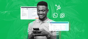 Alt text  Homem sorrindo enquanto usa o celular, com interfaces do HubSpot ao fundo e ícones relacionados à integração, representando o uso do WhatsApp Business API. HubSpot - Tropical Hub