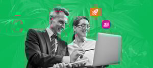 Dois profissionais sorrindo enquanto analisam informações em um laptop, com ícones representando automação e colaboração, destacando como a tecnologia impulsiona a produtividade no ambiente corporativo. Tropical Hub - HubSpot