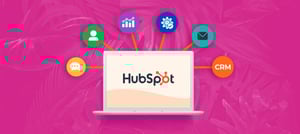 Ilustração de um laptop com o logotipo do HubSpot, conectado a diversos ícones representando automação, análise de dados, comunicação e CRM, simbolizando o uso do HubSpot para potencializar estratégias de marketing. Tropical Hub - HubSpot