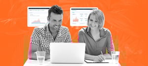 Profissionais analisando dados de campanhas de marketing em um CRM, com dashboards de métricas ao fundo. Tropical Hub - HubSpot