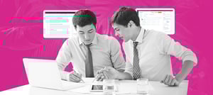 Dois profissionais analisando dados em um ambiente corporativo, com dashboards de CRM ao fundo, ilustrando os impactos da inteligência artificial na otimização de processos e na tomada de decisões estratégicas. Tropical Hub - HubSpot