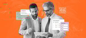 Dois homens analisando informações em um tablet, sobre um fundo laranja com desenhos de folhas. Ao redor deles aparecem elementos gráficos relacionados a vendas e CPQ, como uma configuração de preços, níveis de unidades e um painel de atividades e status de cotação.