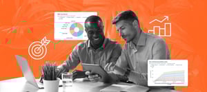 Dois profissionais analisando dados em tablet e notebook, com dashboards ao fundo, representando atendimento humanizado apoiado por dados, tecnologia e decisões estratégicas.