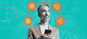 Tropical Hub: Profissional analisando dados no smartphone enquanto canais digitais integrados representam uma experiência omnichannel conectada e contínua entre atendimento, vendas e relacionamento.