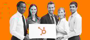 Cinco pessoas com um notebook ao centro e o símbolo HubSpot