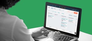 notebook aberto com a tela do sales hub em uso