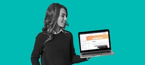 Mulher com um computador mostrando a tela de um site no CMS HubSpot