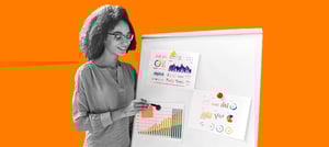 profissional de marketing segurando painel com gráficos de análise de performance