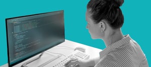 Pessoa em frente ao computador desenvolvendo código 