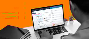 Pessoa em frente ao computador com tela do Service Hub HubSpot aberta