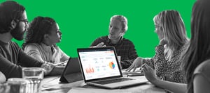 Equipe de vendas analisando dashboards de vendas Hubspot Sales Hub