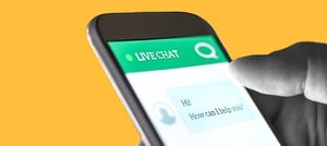 Imagem de pessoa se relacionando com a empresa via chatbot