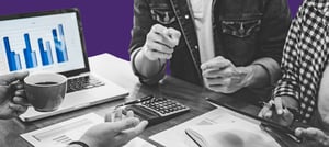 Profissionais de marketing avaliando as novas tendências 