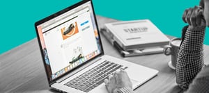 Pessoa conferindo os itens para ter um site seguro com o cms hub da Hubspot