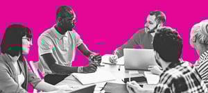 Equipe analisando a implementação de inbound marketing