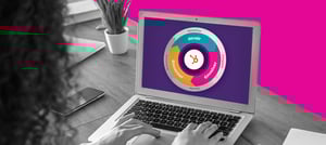 Mulher escrevendo no note com flywheel na tela