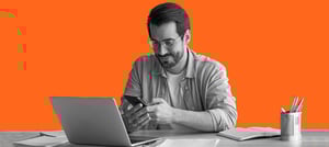 Homem consultando as ferramentas de integração HubSpot 