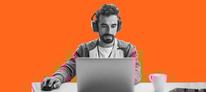 homem sentado implementando software CRM