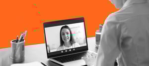 Pessoa pesquisando no note sobre consultoria ou treinamento HubSpot