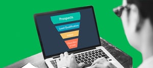 Pessoa no computador olhando para funil de vendas HubSpot Sales