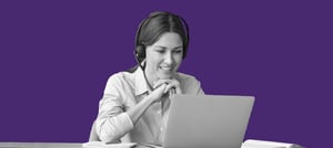 Mulher sentanda pesquisando serviço de consultoria e agência de marketing.