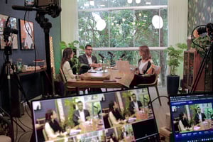 Cris Assis e Haylla Silva da Tropical Hub entrevistando um cliente no Falando HubSpotês