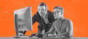 Profissionais consultando o CRM HubSpot para entender 6 ferramentas da plataforma