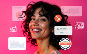 Consultora sorridente representando a Tropical Hub, Solutions Partner Elite HubSpot no Brasil